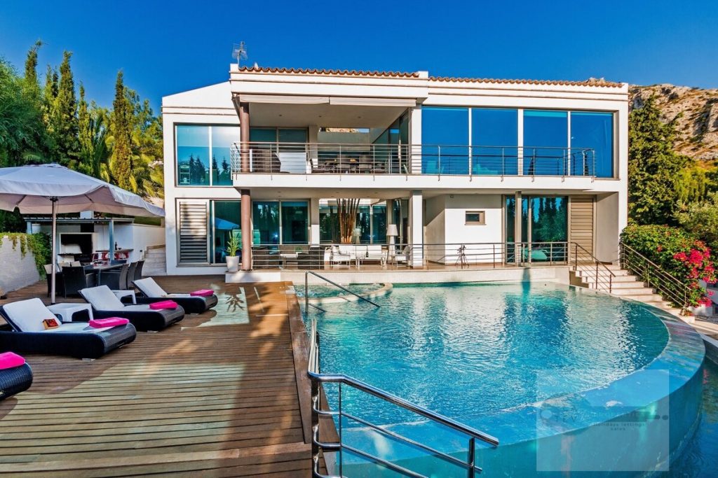 Perfekte Hausansicht mit Pool und Terrasse