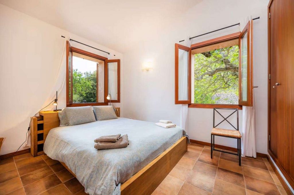 Schönes Doppelbettzimmer