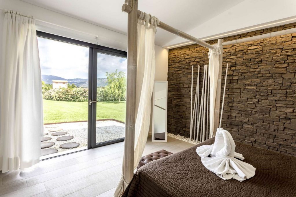 Schlafzimmer mit Gartenzugang